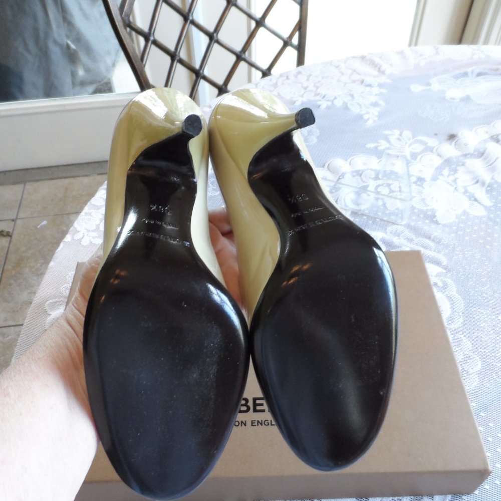 New Burberry Light Green Patent Leather Heeled Pumps Size 36.5 M - Picture 11 of 15